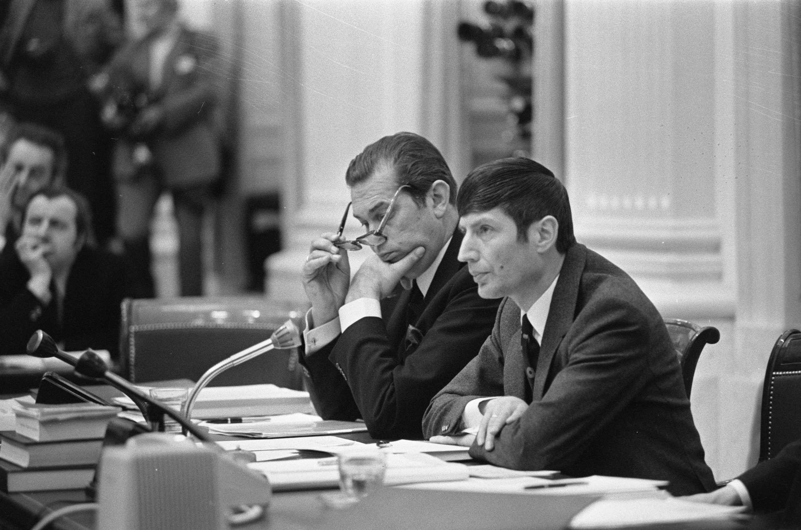 Premier Biesheuvel en minister Van Agt tijdens het debat in de Tweede Kamer over de vrijlaten van de Drie van Breda, 29 februari 1972. Foto: Bert Verhoeff, Nationaal Archief / Anefo. Kabinet-Biesheuvel I.