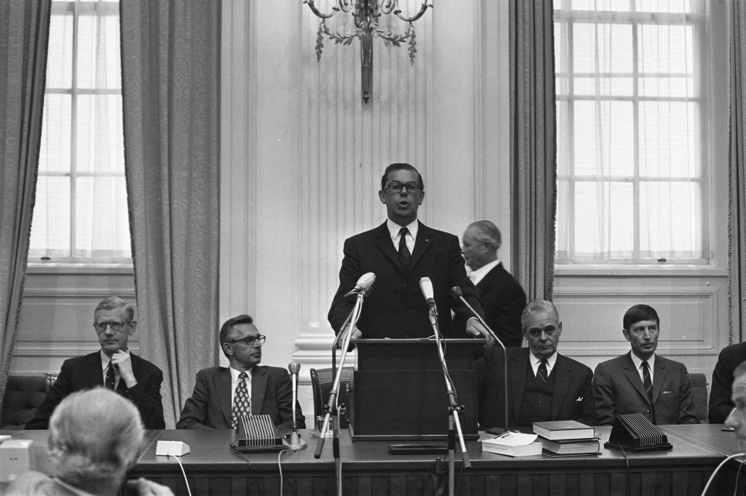 Premier Biesheuvel legt in de Tweede Kamer verklaring af over de kabinetscrisis, 17 augustus 1971. Foto: Rob Mieremet, Nationaal Archief / Anefo. Kabinet-Biesheuvel II.