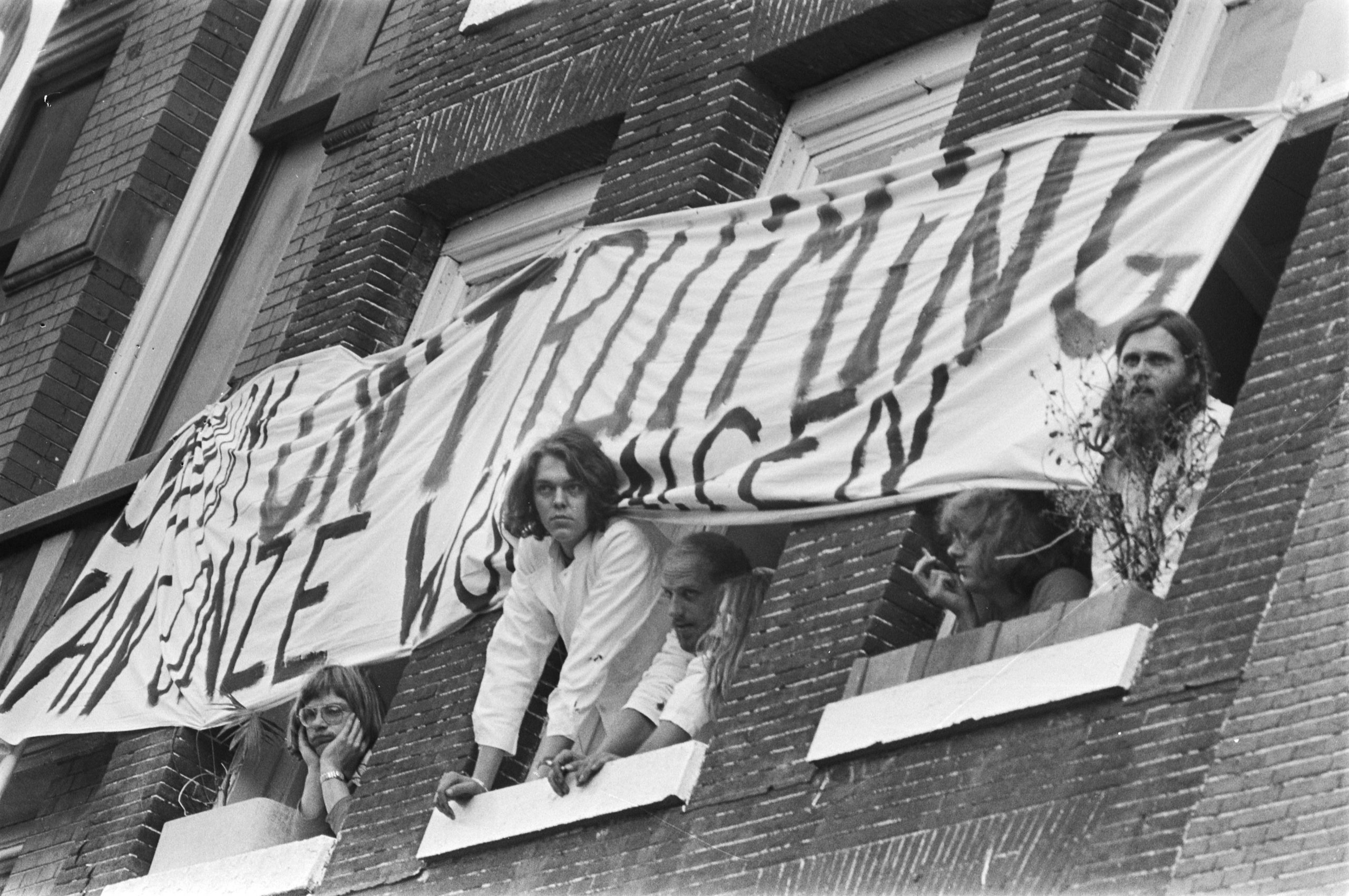 Krakers bezetten panden aan de Oude Turfmarkt, 19 augustus 1976.
