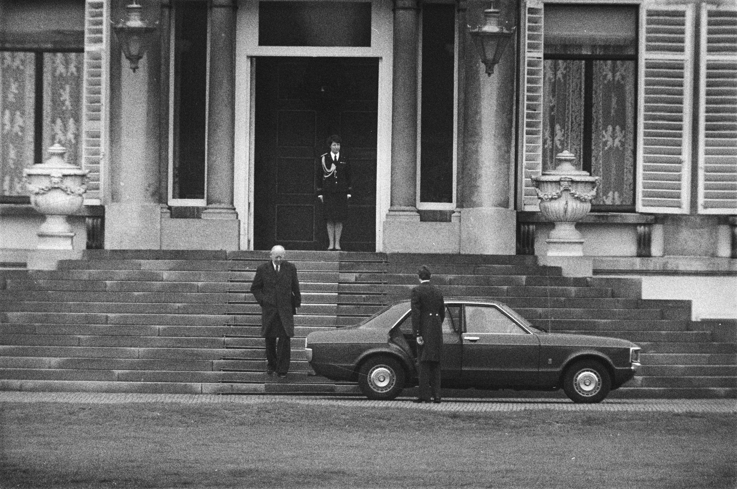 Tweede Kamervoorzitter Vondeling (PvdA) verlaat het paleis na consultatie bij koningin Juliana op paleis Soestdijk in verband met de ontstane kabinetscrisis na de val van het kabinet-Den Uyl. Foto: Koen Suyk, Nationaal Archief / Anefo.