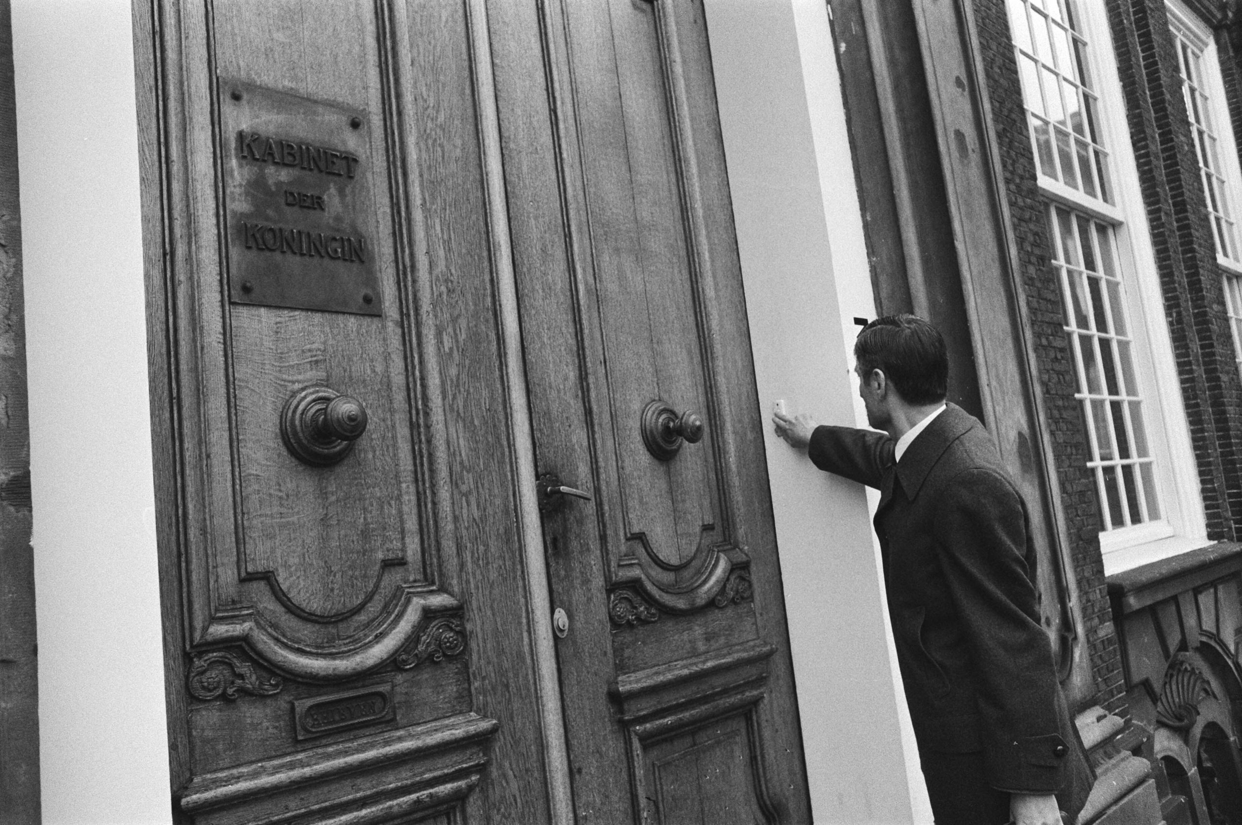 Van Agt belt aan bij het Kabinet der Koningin tijdens de kabinetsformatie van 1977.