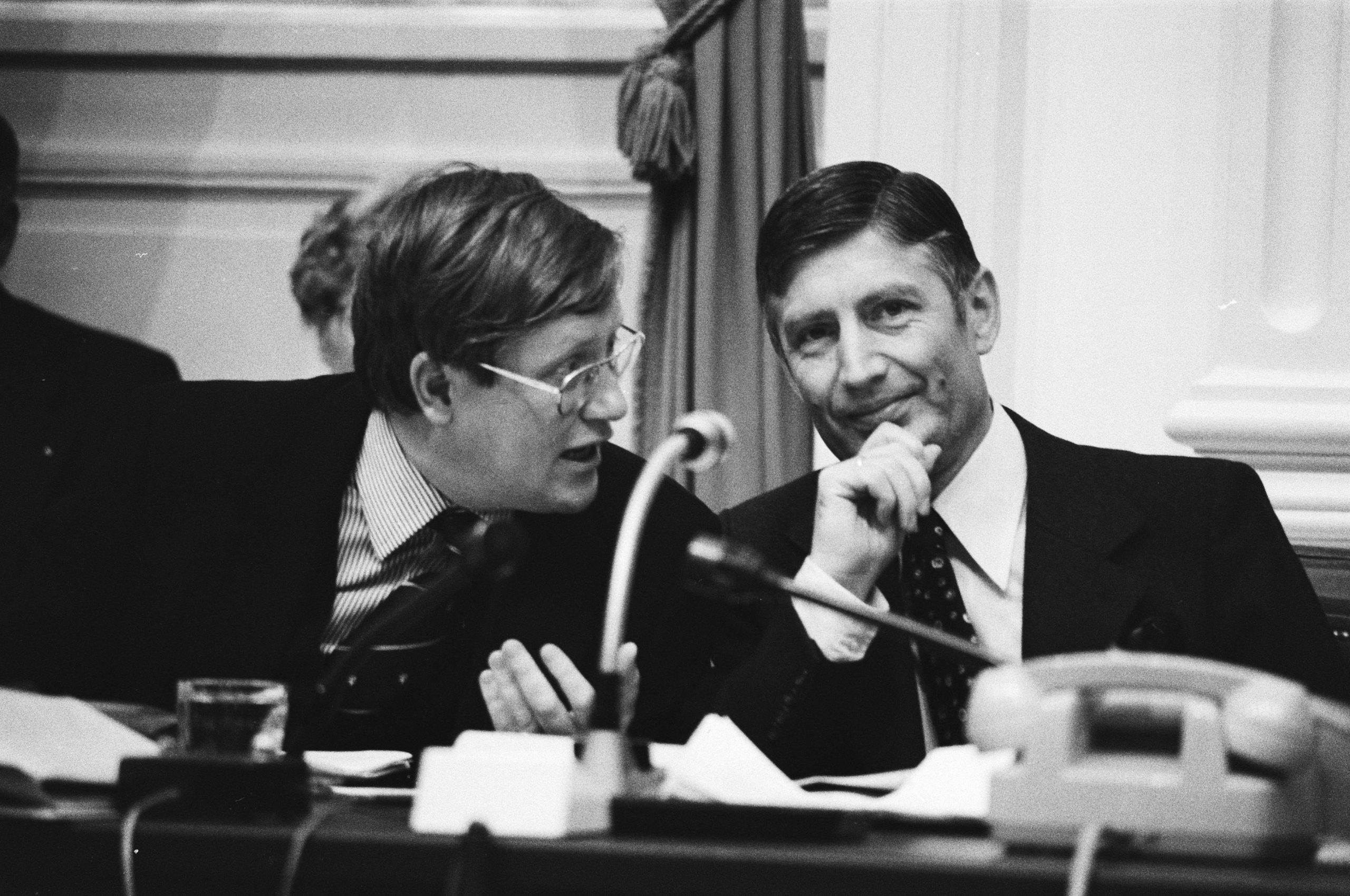 Minister Wiegel (VVD) en premier van Agt (CDA) tijdens de algemene beschouwingen op 5 oktober 1978. Foto: Koen Suyk, Nationaal Archief / Anefo. Kabinet-van Agt I.