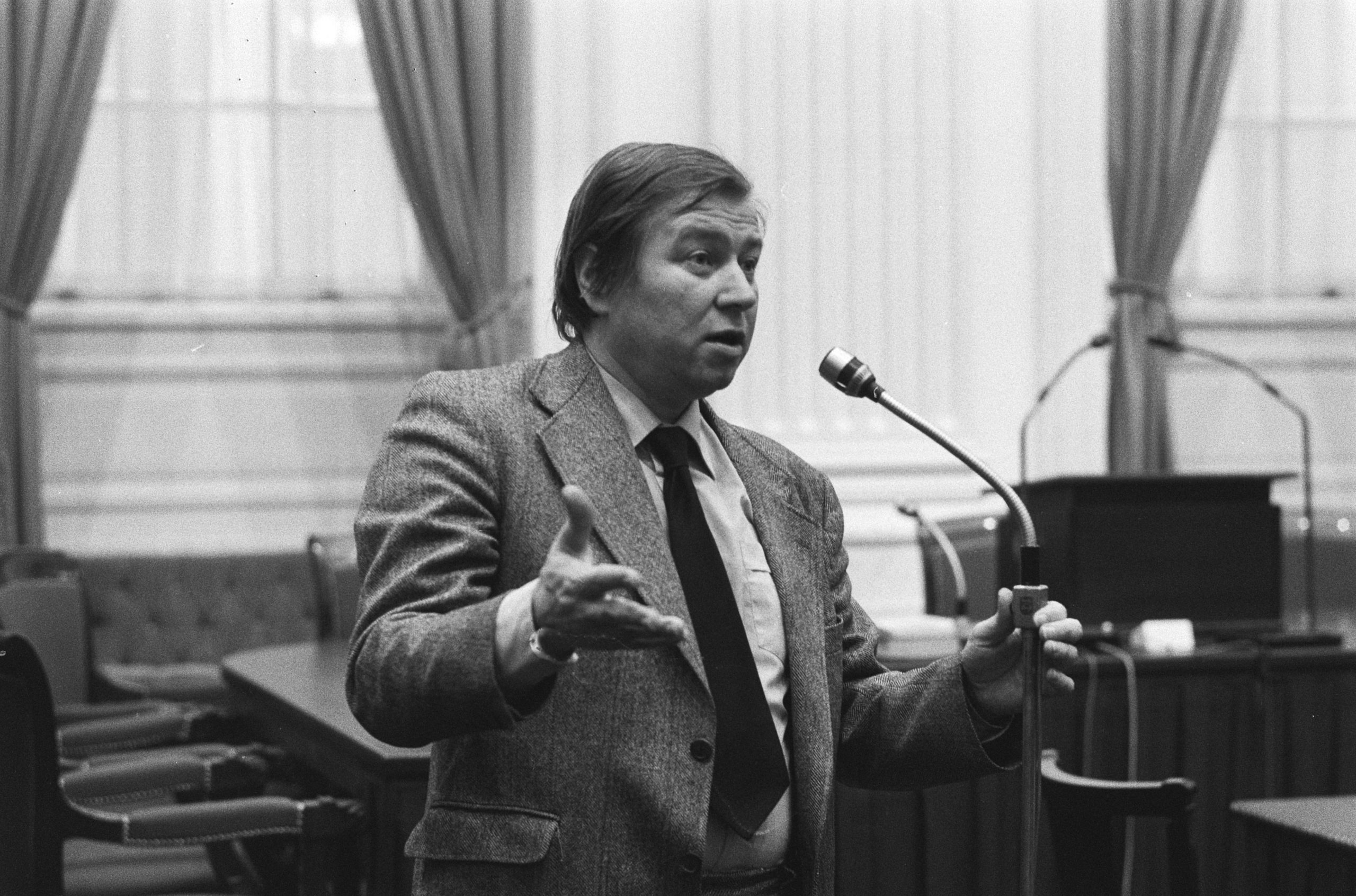 Marcel van Dam bij de interruptie microfoon tijdens het debat over de begroting van het Ministerie van Volkshuisvesting, 20 februari 1979.