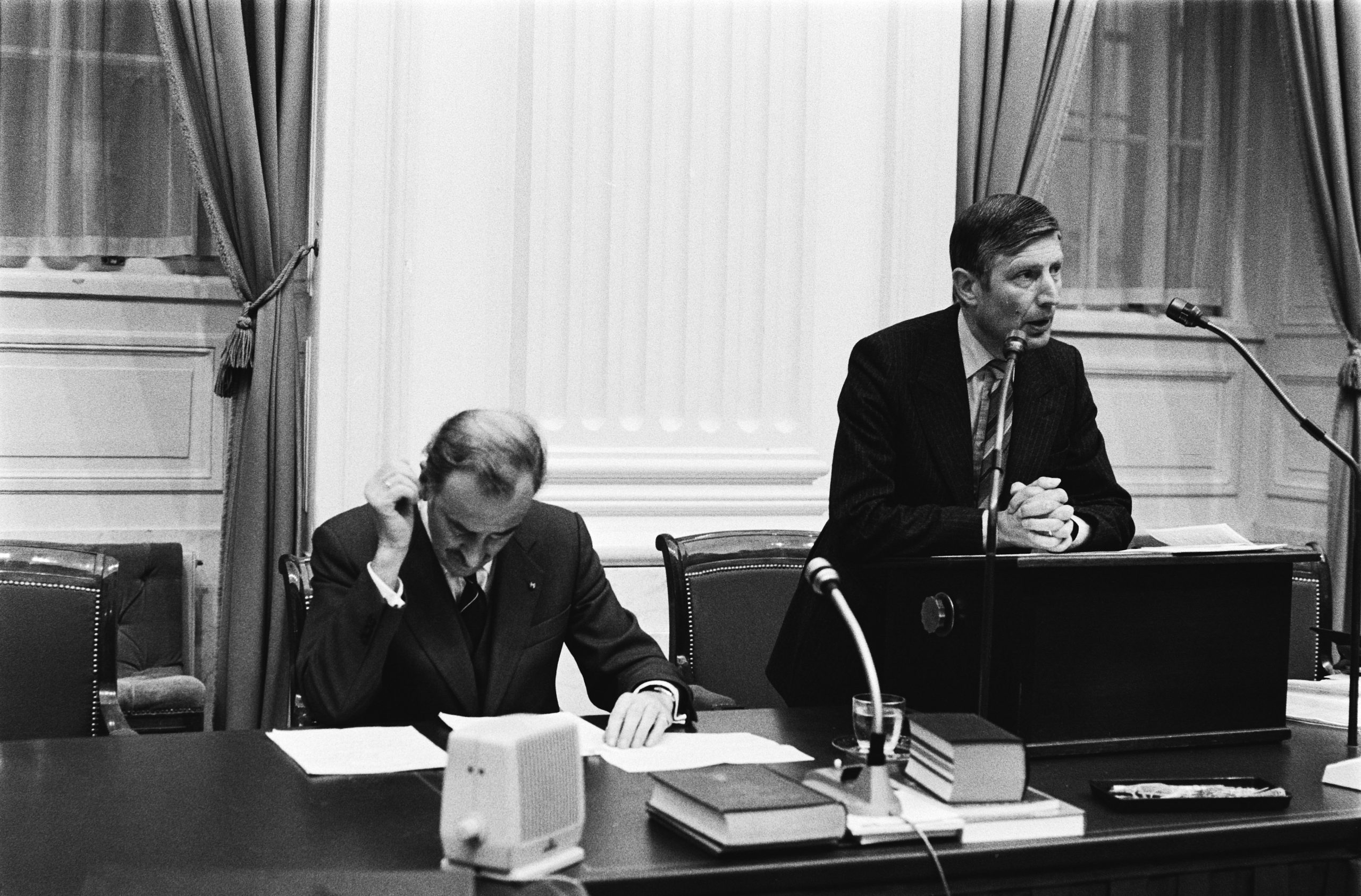 Van der Klaauw en Van Agt tijdens het debat over de olieboycot tegen Zuid-Afrika, 27 juni 1980.