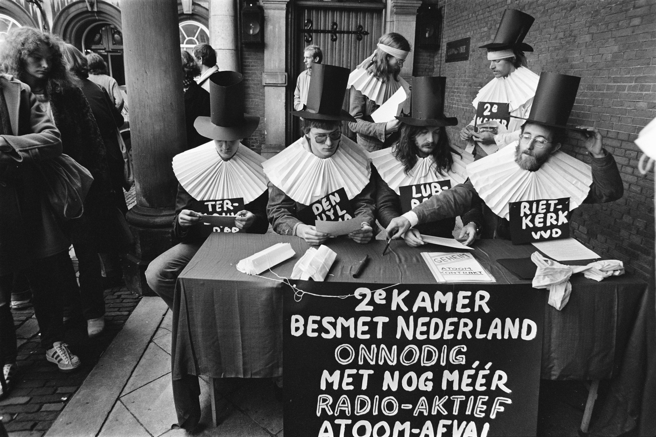 Protesteren tegen kernenergie op het Binnenhof in Den Haag. Specifiek tegen de ondertekening van kernafvalverwerkingscontracten, waarbij radioactief afval teruggestuurd wordt naar Nederland, 20 november 1980.