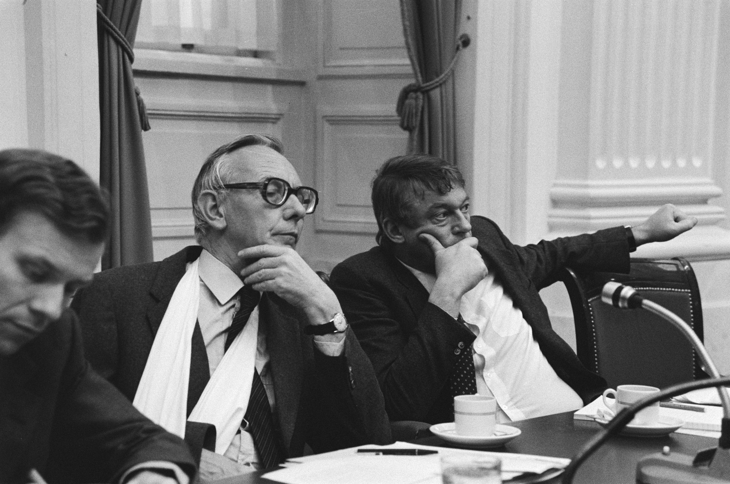Minister van der Stoel (Buitenlandse Zaken) en minister van Mierlo (Defensie) tijdens het debat over de begroting van hun ministeries. Kabinet-van Agt II, 11 februari 1982. Foto: Hans van Dijk, Nationaal Archief / Anefo. 