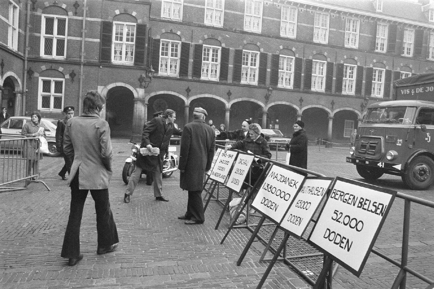 Demonstratie op het Binnenhof tegen de vrijlating van de Drie van Breda, 29 februari 1972. Beeld: Hans Peters, Nationaal Archief / Anefo.