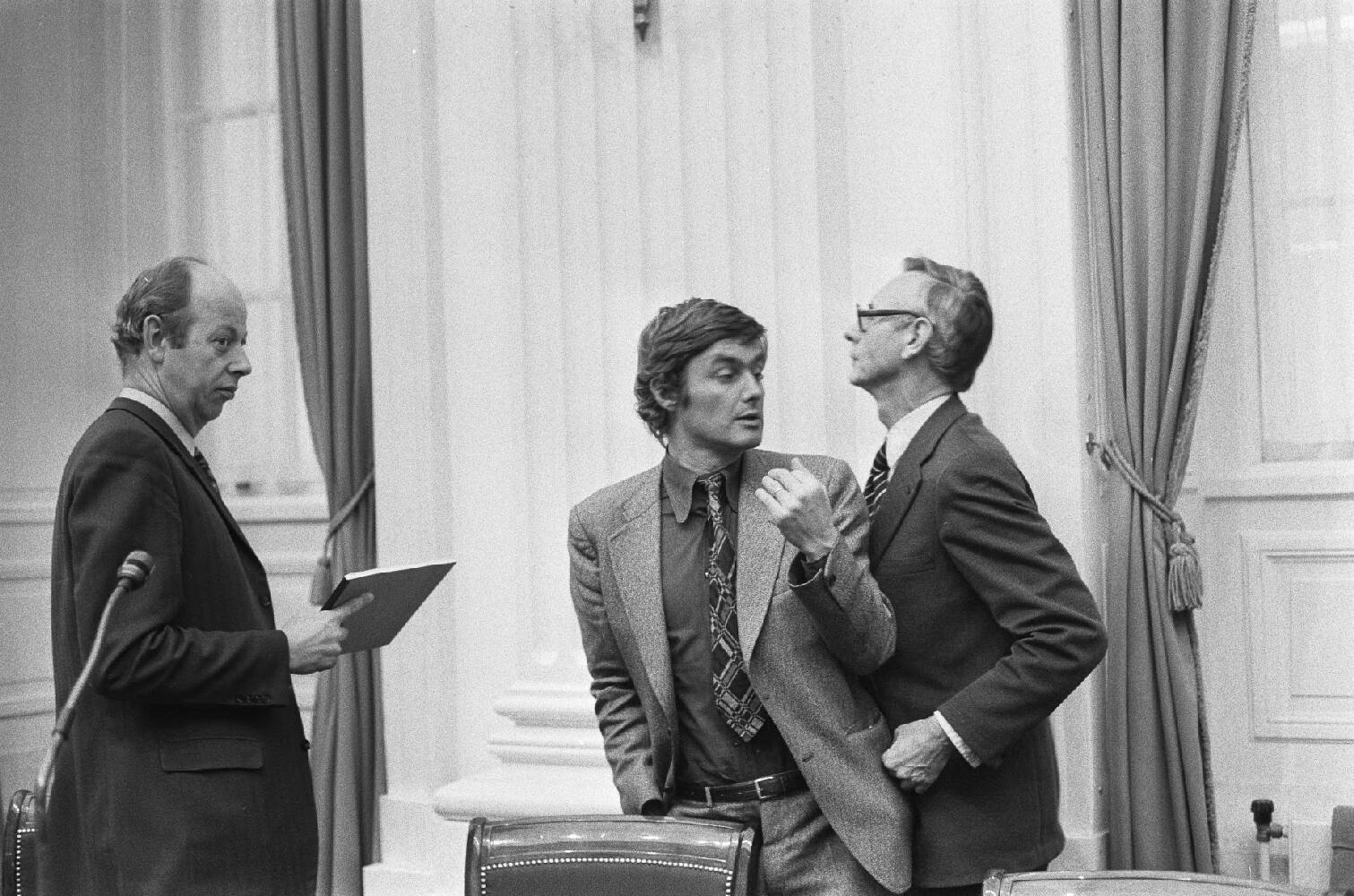 Botsende PvdA’ers. Max van der Stoel probeert langs partijgenoot Piet Dankert te lopen. De foto stond op 6 december 1973 op de voorpagina van de meeste landelijke en provinciale dagbladen. Beeld: Nationaal Archief / Anefo.
