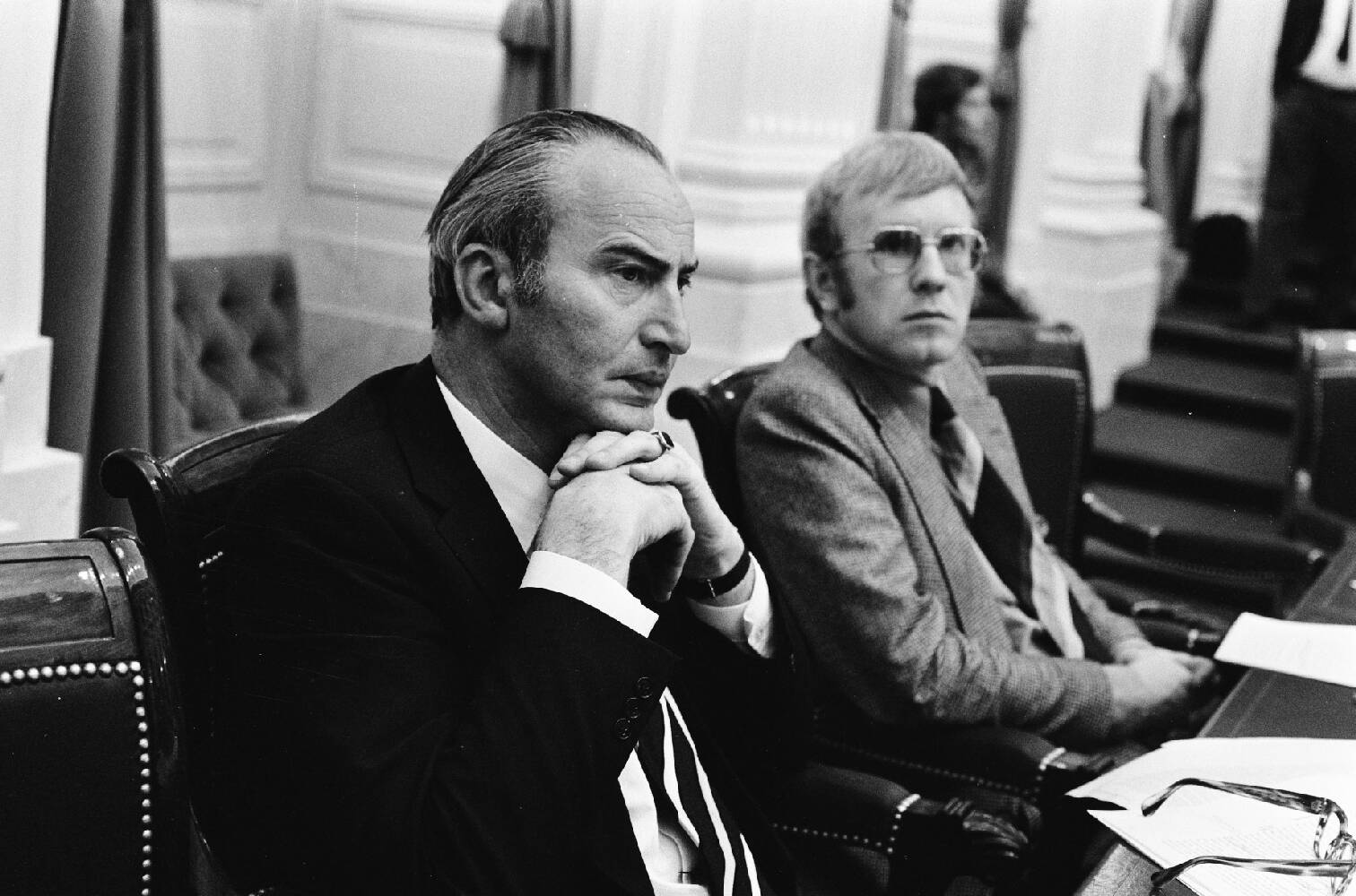 Minister Vredeling en staatssecretaris van Defensie Stemerdink (PvdA) in de Tweede Kamer tijdens de behandeling van de F-16, 5 juni 1975. Bron: Nationaal Archief / Anefo.