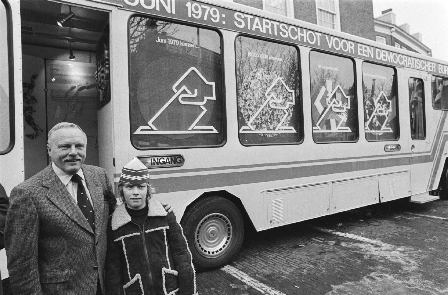 ‘Juni 1979: startschot voor een democratischer Europa’, luidde het opschrift van de ‘Eurobus’. De campagnebus verstrekte het publiek informatie over de Europese verkiezingen en zou 75 plaatsen in Nederland aandoen. Cees Berkhouwer, vicevoorzitter van het Europees parlement, gaf op 31 januari 1979 het startschot voor de tournee. Beeld: Rob Croes, Nationaal Archief / Anefo.
