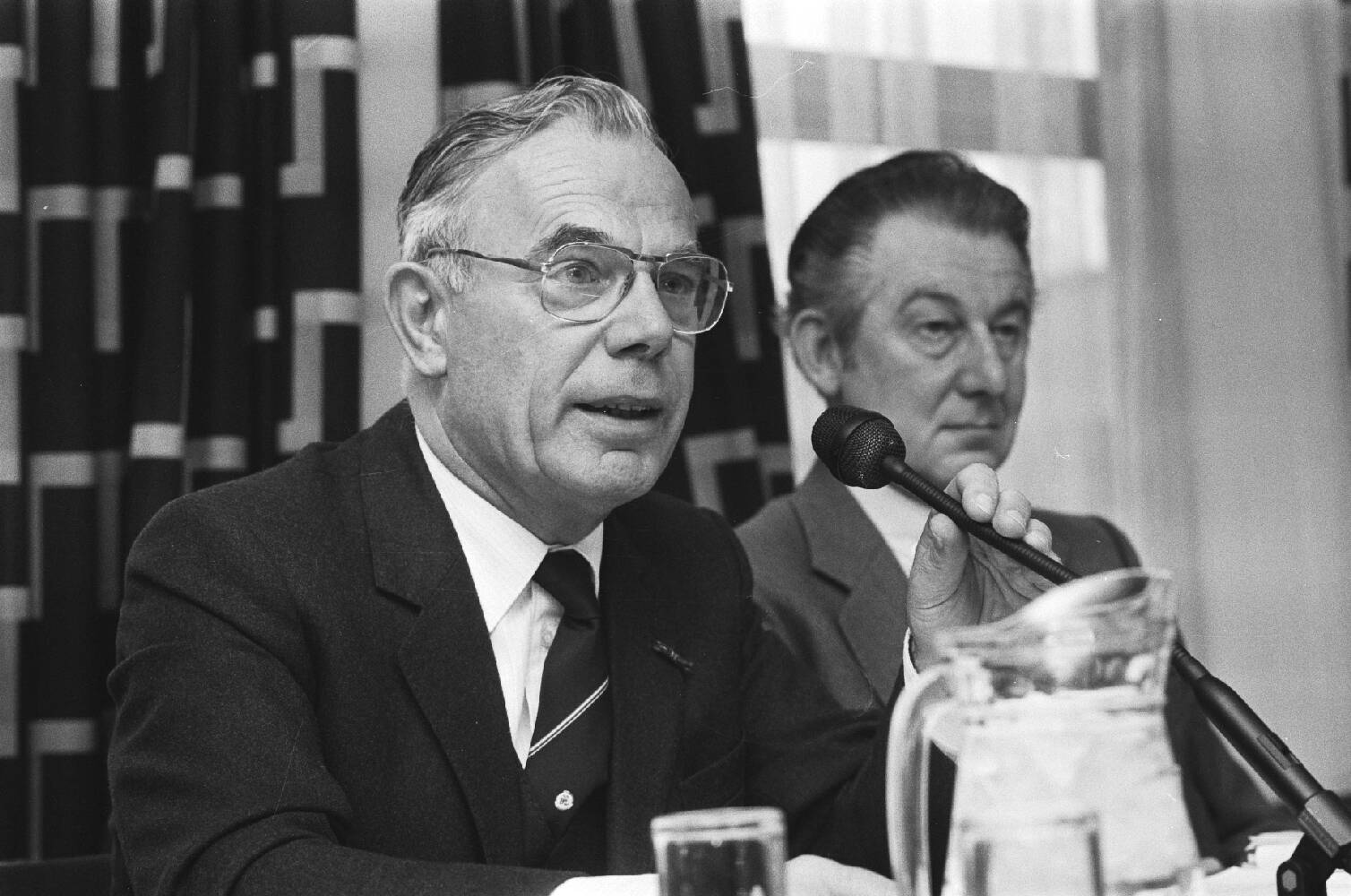 Op de voorgrond Ad Kaland, het Eerste Kamerlid dat zich verzette tegen de minderheidsenquête. Beeld: Rob Croes, Nationaal Archief / Anefo.