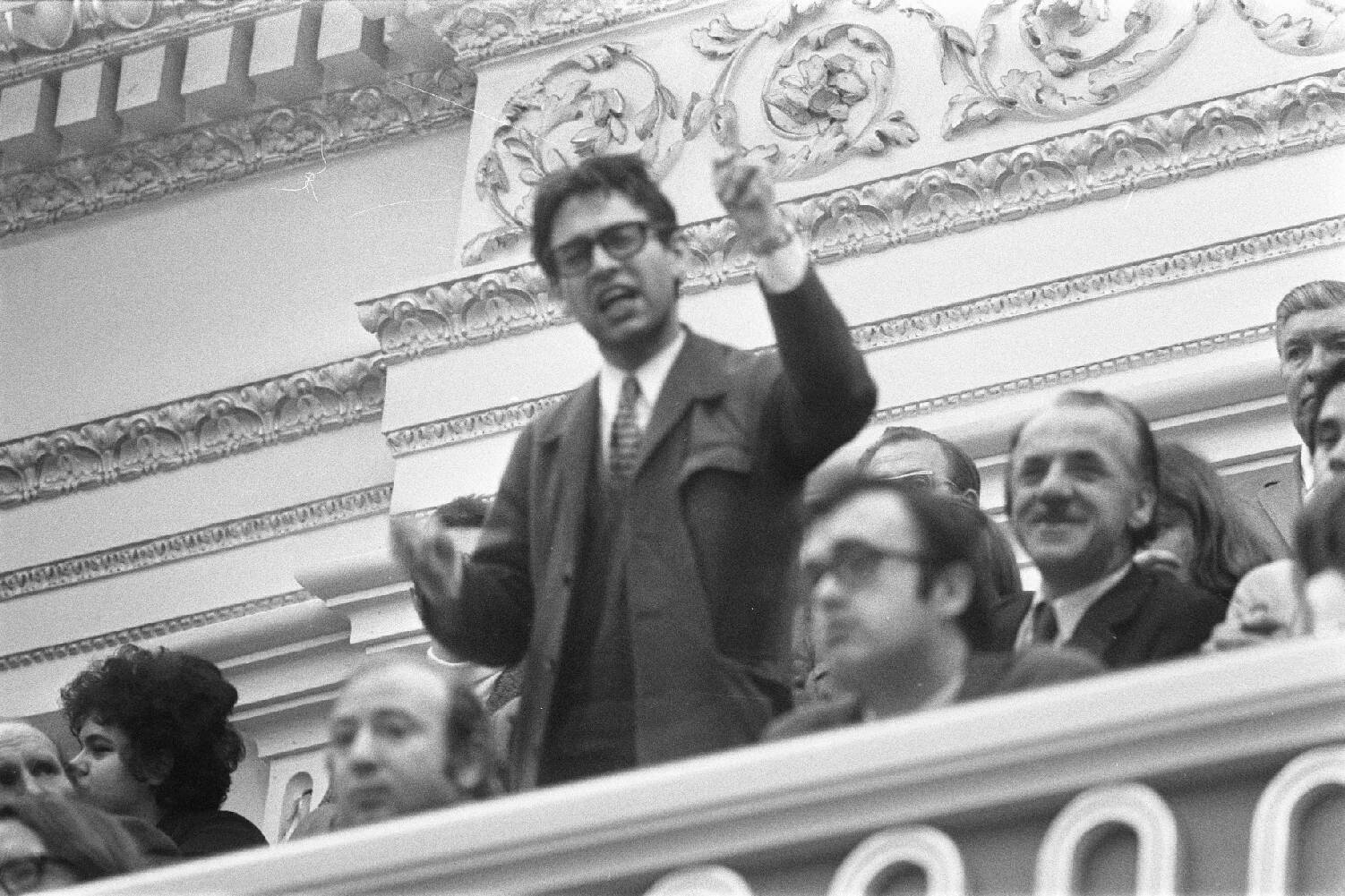 Tijdens het debat over de vrijlating van de Drie van Breda in de Tweede Kamer lopen de emoties op de publieke tribune hoog op, 29 februari 1972. Beeld: Bert Verhoeff, Nationaal Archief / Anefo.