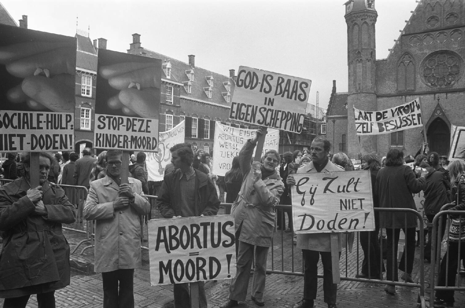 Voor- en tegenstanders van abortus demonstreren ieder aan hun eigen kant van het Binnenhof, 30 oktober 1974. Beeld: Hans Peters, Nationaal Archief / Anefo.