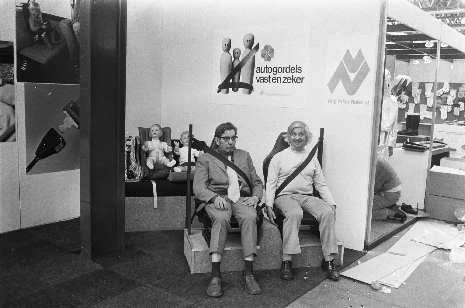 Tijdens een zogenaamde Veiligheidsbeurs in de RAI in Amsterdam besteedt de stand van Veilig Verkeer Nederland aandacht aan het gebruik van autogordels, 28 april 1975. Bron: Rob Bogaerts, Nationaal Archief / Anefo.
