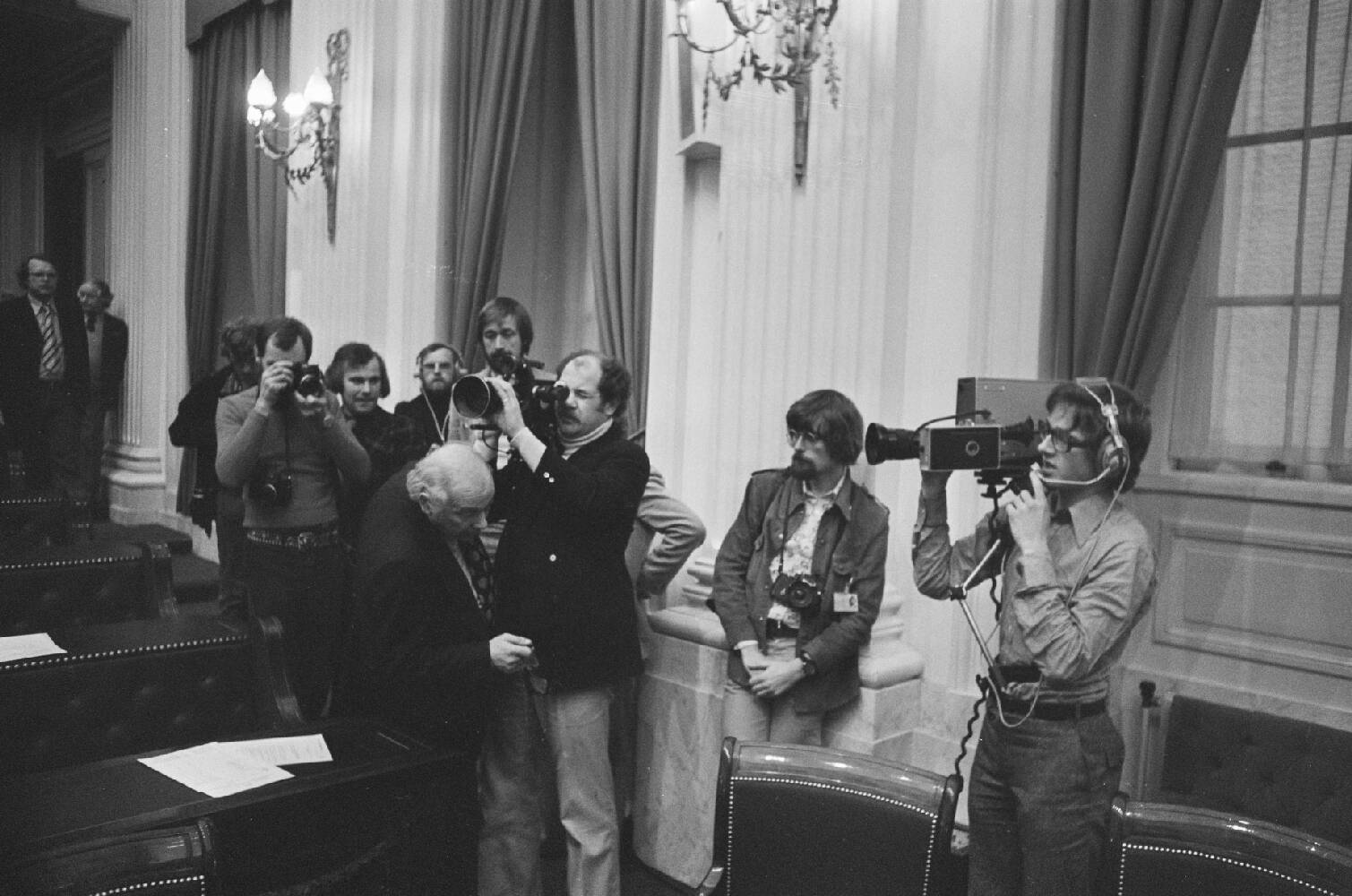 Premier Den Uyl baant zich een weg door de toegestroomde pers om hen te woord te staan over de precaire Lockheed-affaire, 10 februari 1976. Bron: Bert Verhoeff, Nationaal Archief / Anefo.