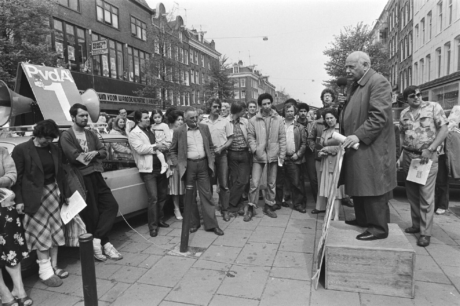 PvdA-lijsttrekker Joop den Uyl bezoekt de Albert Cuypmarkt tijdens de campagne in aanloop naar de verkiezingen van 1981. Beeld: Hans van Dijk, Nationaal Archief / Anefo.