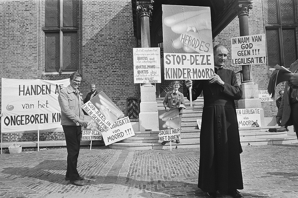 Pater Koopman demonstreert tegen abortus op het Binnenhof, 22 september 1976. Foto: Bert Verhoeff, Nationaal Archief/Anefo.