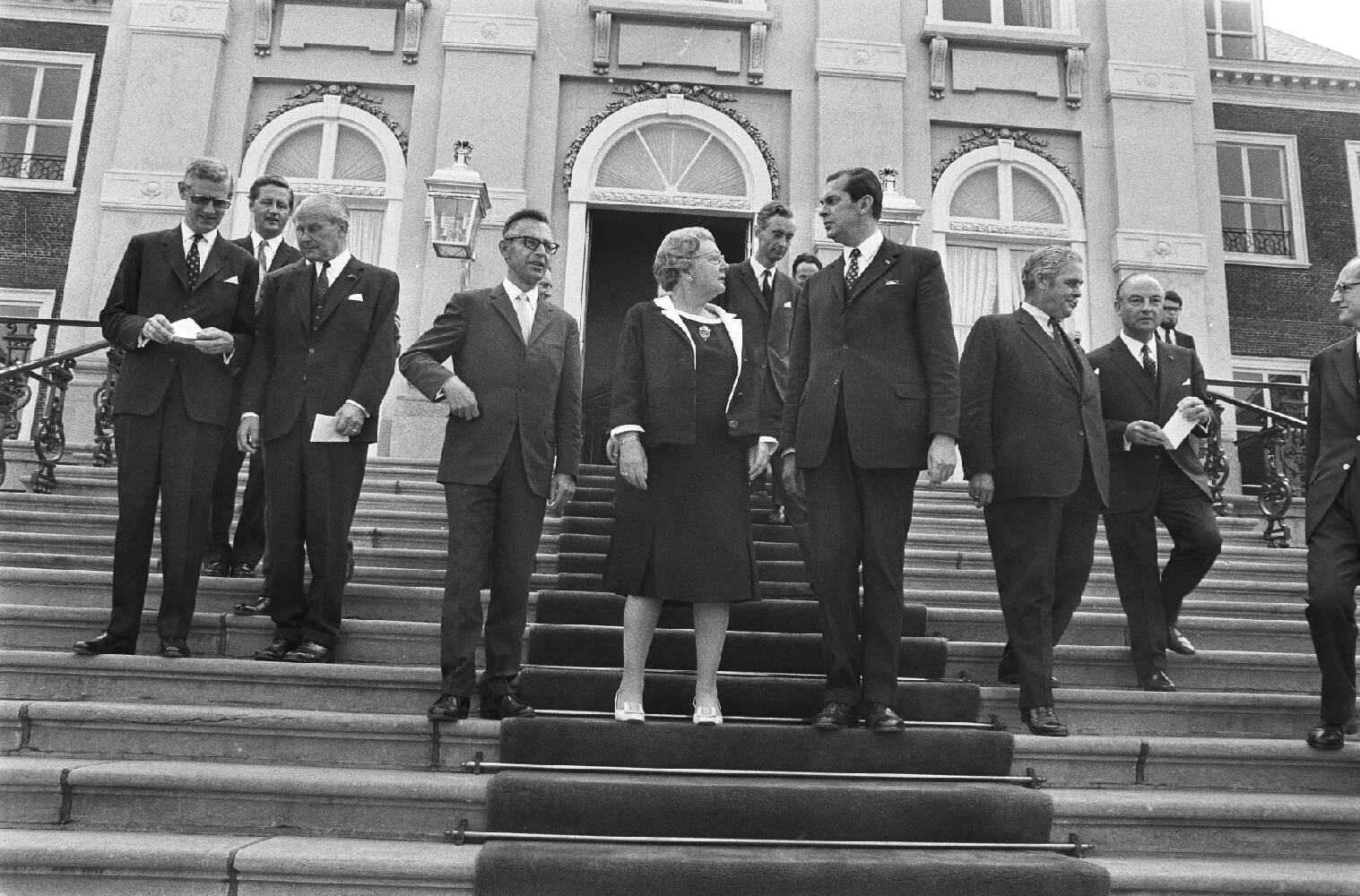 Kabinet-Biesheuvel I wordt door Koningin Juliana beëdigd op 6 juli 1971. Foto: Nationaal Archief/Anefo.