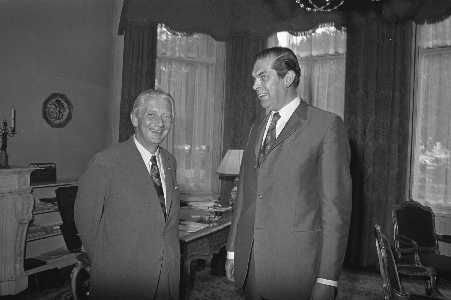 Tijdens de kabinetsformatie van 1972 onderzocht Ysno Scholten (links) of de breuk met DS'70 nog te lijmen is. Rechs Biesheuvel, 31 juli 1972. Foto: Rob Mieremet, Nationaal Archief / Anefo.