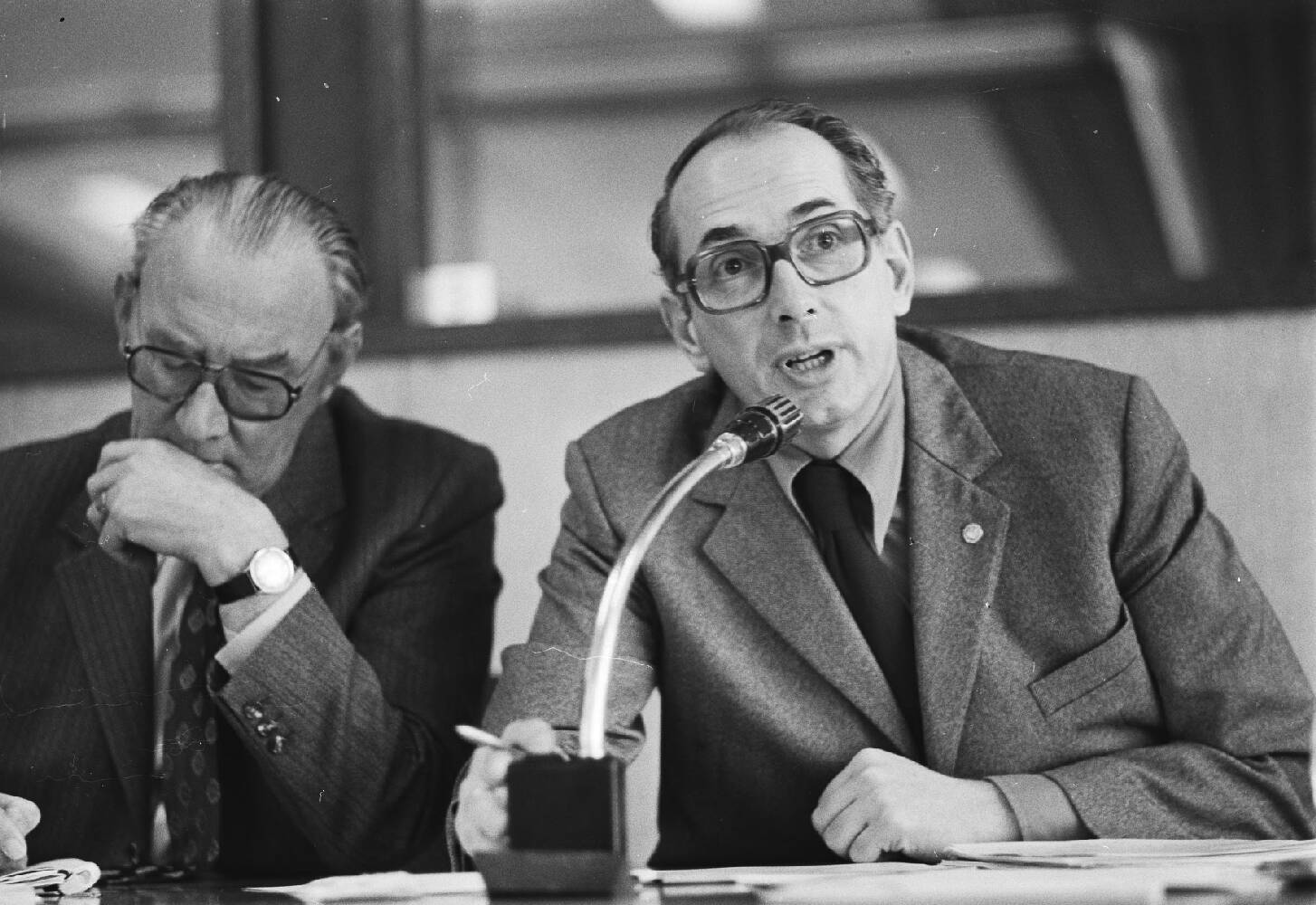 Arie Groenevelt aan het woord tijdens de bondsraadsvergadering van de Industriebond NVV in Nunspeet, 23 november 1976. Foto: Koen Suyk, Nationaal Archief/Anefo.