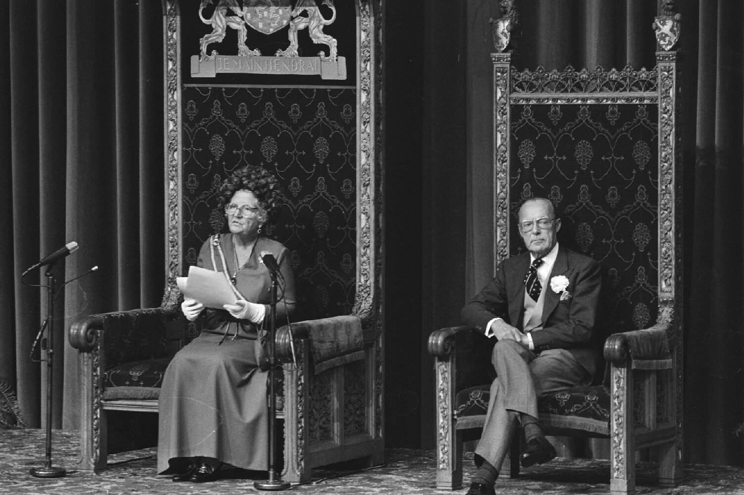 Prins Bernhard niet in militair uniform maar in pak naast koningin Juliana op Prinsjesdag 1979. Foto: Koen Suyk, Nationaal Archief/Anefo.