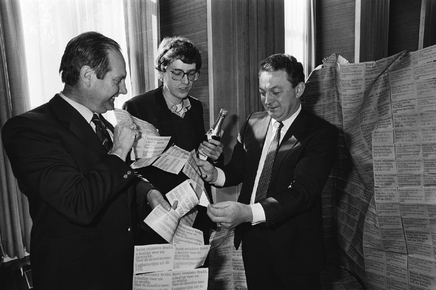 Minister van Landbouw Gerrit Braks krijgt 150.000 brieven overhandigd van actiegroep Lekker Dier als protest tegen de bio-industrie en vivisectie, 14 april 1981. Foto: Marcel Antonisse, Nationaal Archief/Anefo.