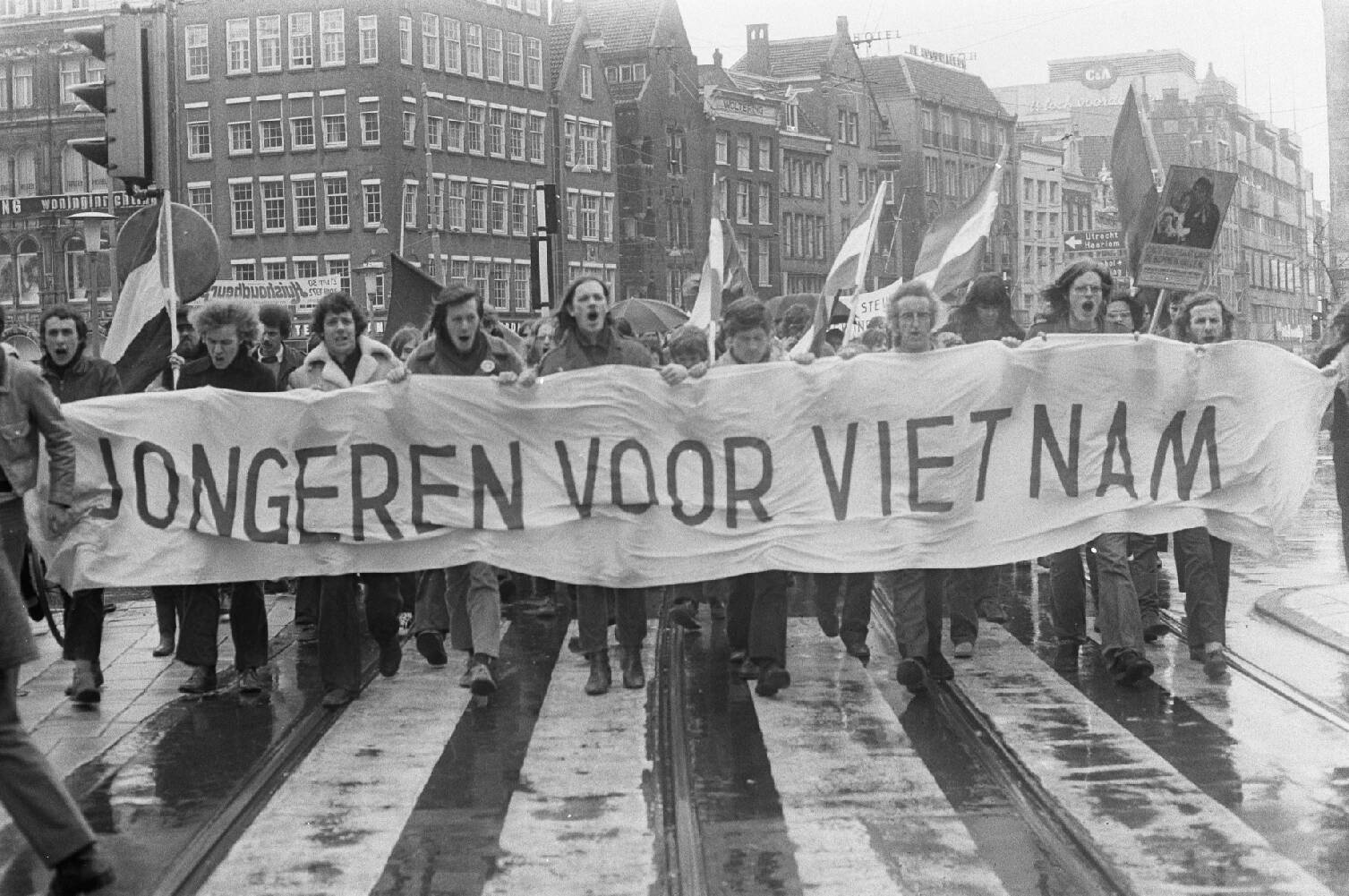 Demonstranten met spandoek in Amsterdam, 29 april 1972. Beeld: Nationaal Archief / Anefo.