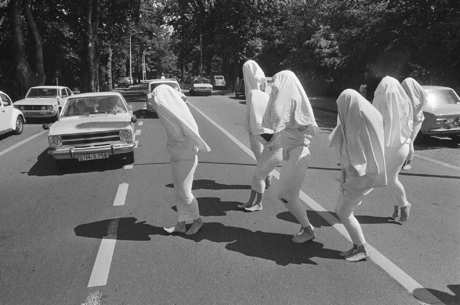Dolle Mina's als zaadcellen verkleed bij gebouw Pauselijke Muntius in Den Haag t.g.v. 6e verjaardag Encydiek "Humanae Vitae" ; zaadcellen steken de weg over, 29 juli 1974. Beeld: Bert Verhoeff, Nationaal Archief/Anefo.