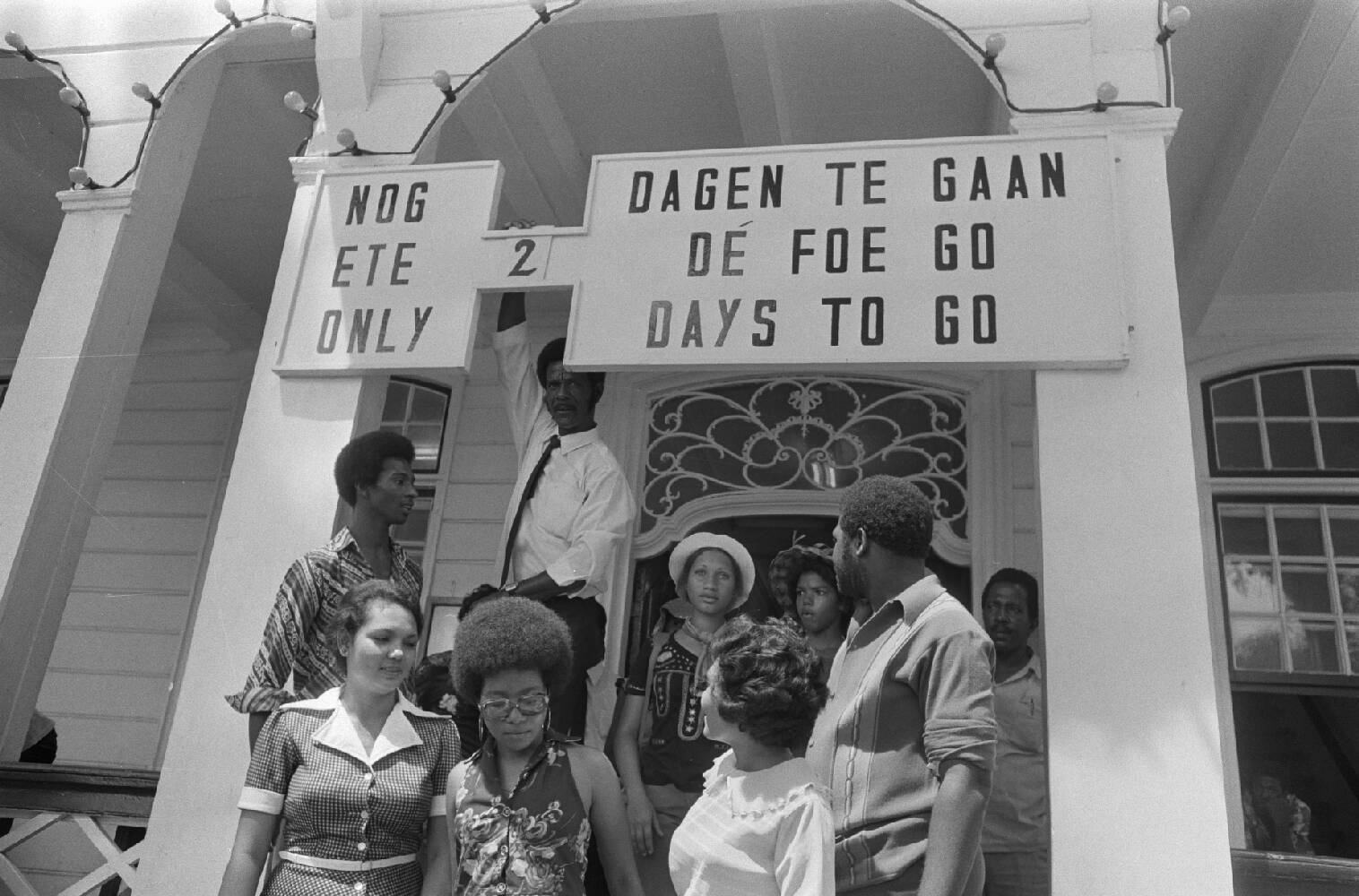 Bord op ministerie van Binnenlandse Zaken dat aangeeft over hoeveel dagen Suriname onafhankelijk wordt, 23 november 1973. Bert Verhoeff, Nationaal Archief / Anefo.
