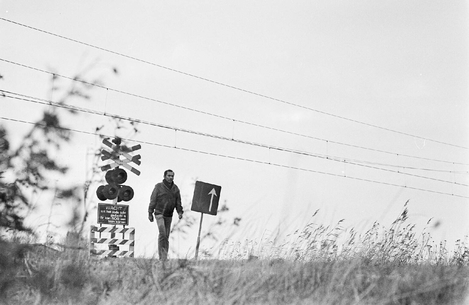 Treinkaping bij Beilen (derde dag); onderhandelaar Pessereron loopt naar trein toe, 4 december 1975. Beeld: Rob Mierement, Nationaal Archief/Anefo.