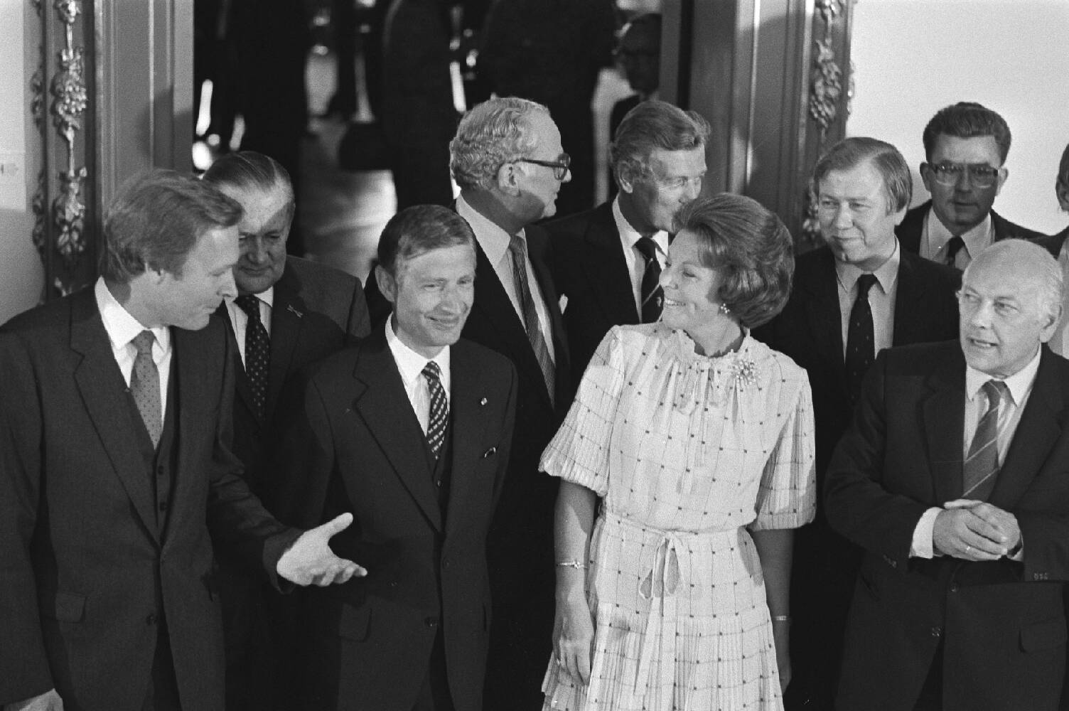 De beëdiging markeert het einde van de kabinetsformatie van 1981. Vooraan Van Agt, koningin Beatrix en Den Uyl, 11 september 1981. Beeld: Rob Bogaerts, Nationaal Archief/Anefo.
