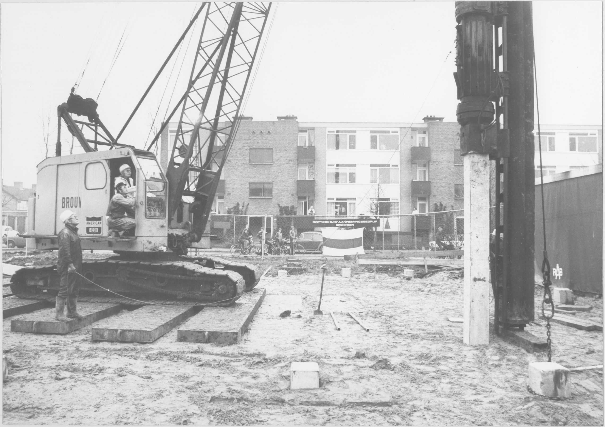De eerste paal van een Van Dam-eenheid in de Groningse Antaresstraat gaat de grond in. Beeld: D. van der Veen, 1978, Groninger Archieven.